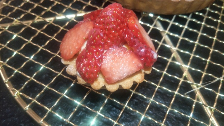 法式🍓杏仁草莓塔🍓,小蛋挞模也给你看看。是不是十分可爱？