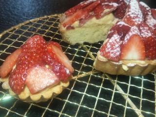 法式🍓杏仁草莓塔🍓,切一块尝尝
草莓＋加卡仕达酱＋杏仁蛋糕＋黄油饼干层(๑•̀ㅂ•́)و✧天惹!棒棒哒！