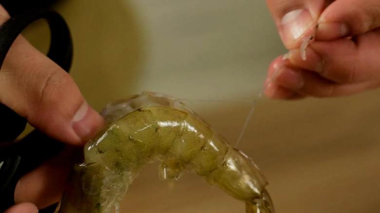 蒜蓉粉丝开背虾—简简单单一道硬菜上桌,对虾剪去虾足和虾须，剪开虾背（剪的深一些），挑出虾线。