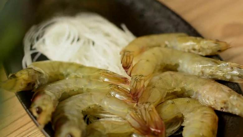 蒜蓉粉丝开背虾—简简单单一道硬菜上桌,盘底铺上粉丝，再将虾装盘。