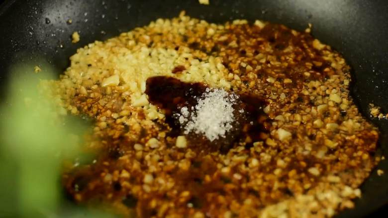 蒜蓉粉丝开背虾—简简单单一道硬菜上桌,倒入蚝油、生抽、糖炒匀。