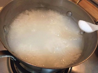 生菜鱼片粥,等粥煮粘稠了，加一小勺盐。