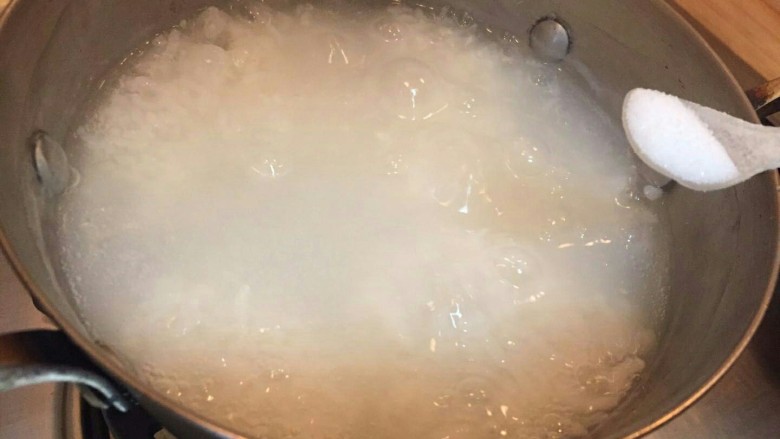 生菜鱼片粥,等粥煮粘稠了，加一小勺盐。