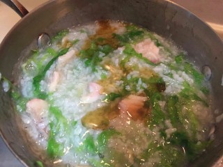 生菜鱼片粥,搅拌均匀。