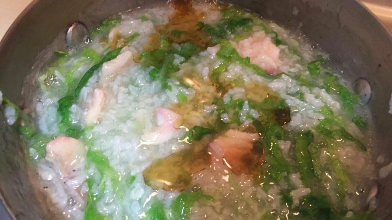 生菜鱼片粥,搅拌均匀。