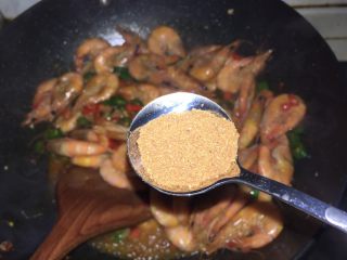 香辣虾,加入适量胡椒粉、花椒粉