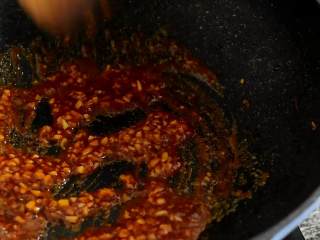 油焖大虾好吃也好做，红红火火的颜色也吉祥,锅中加入蒜末、番茄酱、糖，翻炒出香味。