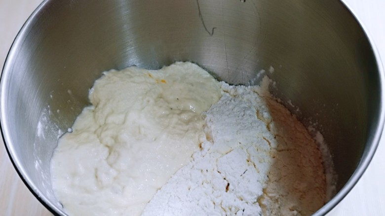 芝士肉松吐司面包,加入酵母粉，将厨师面桶放入机器中，卡槽要卡住！启动1档，揉面10分钟。