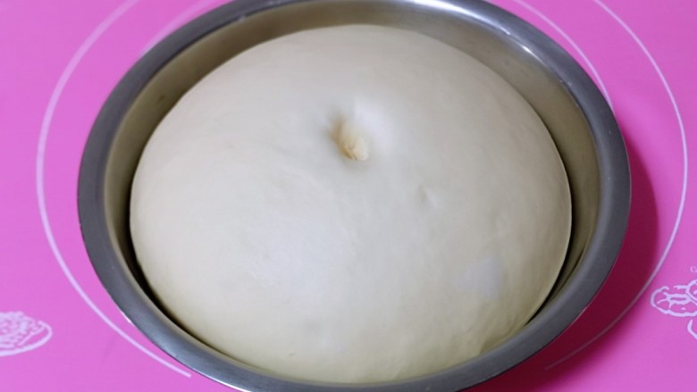 芝士肉松吐司面包,放入发酵盒中，盖上盖子发酵至原来的两倍大。温度在25-28度间进行发酵，一定要保持面团的湿度，发酵的特别好。