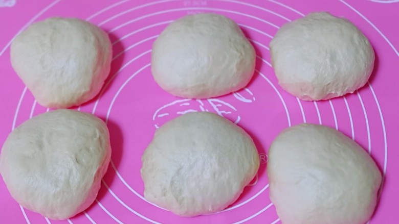 芝士肉松吐司面包,发酵好的面团分成6等份。，盖上保鲜膜松弛20分钟。(每个面团约180g)