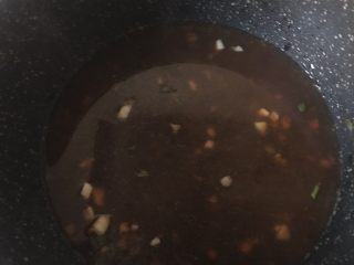 减肥小火锅,1️⃣1️⃣ 锅中加入2勺蚝油，1勺料酒，3勺醋和1碗番茄汁煮沸。