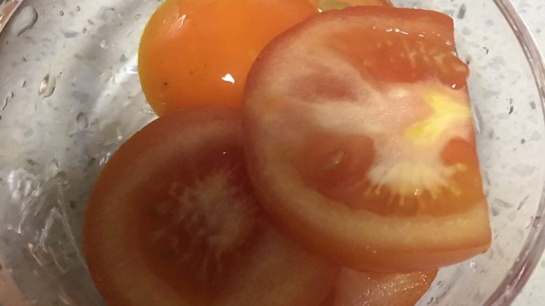减肥小火锅,4️⃣ 番茄洗净切薄片。