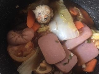 减肥小火锅,1️⃣2️⃣ 锅中再倒入先前煮熟的火锅料。