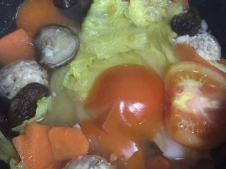 减肥小火锅,7️⃣ 再加入番茄和白菜煮熟，捞出。
