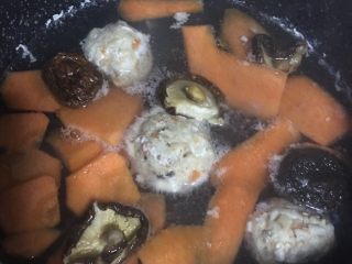 减肥小火锅,6️⃣ 倒入胡萝卜和香菇继续2 3分钟。
