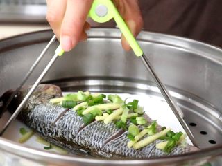 #年年有余#清蒸鲈鱼,去腥好的鲈鱼放入沸水的锅中

tips：一定要是烧开水的锅来蒸，这样鱼肉才不会老

