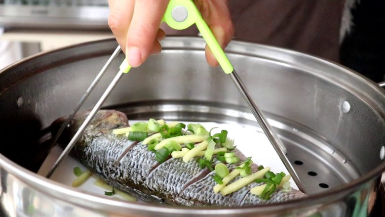 #年年有余#清蒸鲈鱼,去腥好的鲈鱼放入沸水的锅中

tips：一定要是烧开水的锅来蒸，这样鱼肉才不会老

