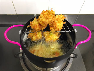 萝卜丝饼,等炸到可以定型后翻面炸另一面，其间要用筷子翻拌一下，防止糊锅，炸至两面呈金黄色后捞出控油。