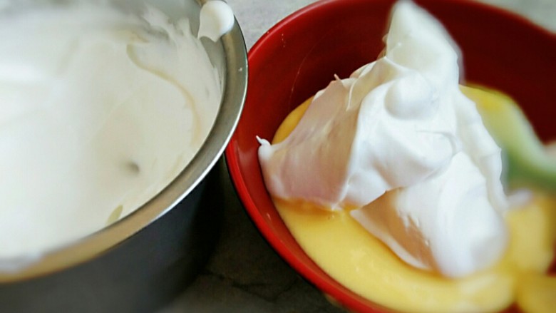 火龙果盒子蛋糕,取一部分蛋清入蛋黄中翻拌均匀之后，再倒入蛋白霜之内翻拌均匀