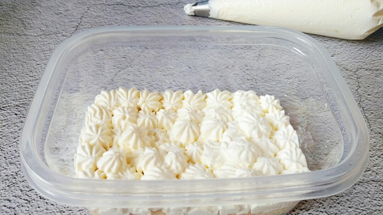 火龙果盒子蛋糕,上面挤一层淡奶油