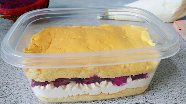 火龙果盒子蛋糕,入火龙果，再加一层蛋糕片