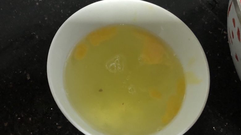 炸肉圆,鸡蛋白打入碗中，一会炸肉圆之前让肉圆沾一下蛋白，可以使得肉圆表面更光滑。