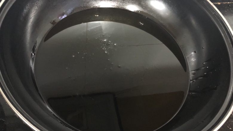 炸肉圆,锅里倒入半锅油，不用倒很多的，炸肉圆是会让油变多的。烧至油开始冒泡泡就可以开始放入肉圆了。