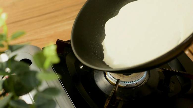 培根鸡蛋煎饼，吃完又是元气满满的一天,锅中刷一层油，倒入面糊摊平。