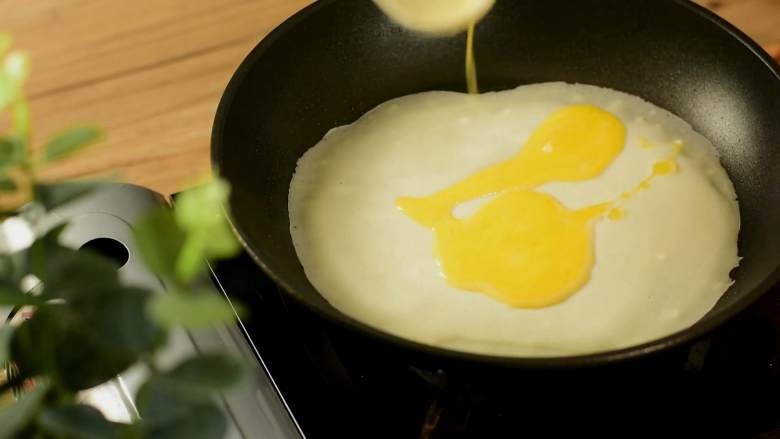 培根鸡蛋煎饼，吃完又是元气满满的一天,面糊半凝固时候加2勺蛋液抹匀。