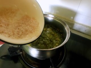 百合绿豆粥，伴你安然入睡,放入大米。