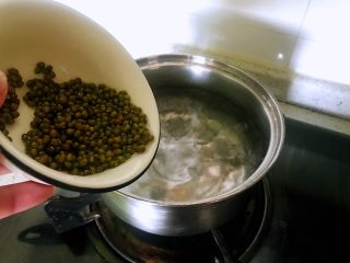 百合绿豆粥，伴你安然入睡,绿豆和大米清洗干净，倒入烧开的锅中小火熬煮30分钟左右。
