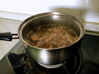 百合绿豆粥，伴你安然入睡,再倒入红枣、百合熬煮10分钟就可以，熬煮过程中可轻轻搅动下，注意火候，不要溢出锅。