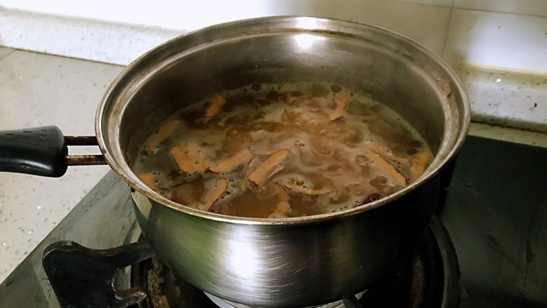百合绿豆粥，伴你安然入睡,再倒入红枣、百合熬煮10分钟就可以，熬煮过程中可轻轻搅动下，注意火候，不要溢出锅。
