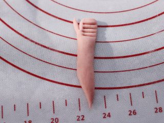 萌猪花样小馒头,用一点粉色面团，做出图中小手，竖起拇指的样子。