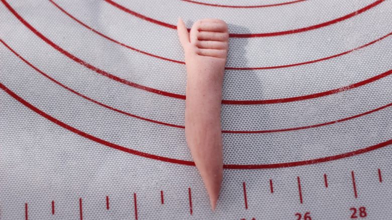 萌猪花样小馒头,用一点粉色面团，做出图中小手，竖起拇指的样子。