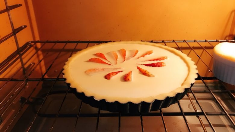 草莓挞（蛋挞皮➕蛋挞水通用）,上下火180度烤25-30分钟至表面着色