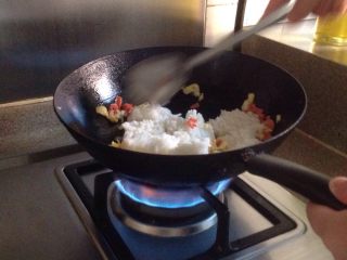 鸡蛋炒米饭,4.放入半锅大米，炒2-3分钟。