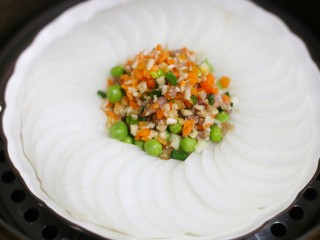 简单易做的剁椒蒸萝卜,白萝卜放入蒸锅，水烧开后大火蒸15分钟左右（筷子一戳就烂就好了）。