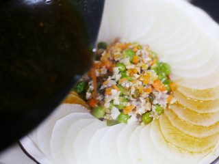 简单易做的剁椒蒸萝卜,将调好的调料汁浇在萝卜片上，放入剁辣椒，撒上香葱碎，开吃。