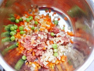 改良版香菇酿肉,切好的肉末、豌豆、胡萝卜、大蒜放到大盆。