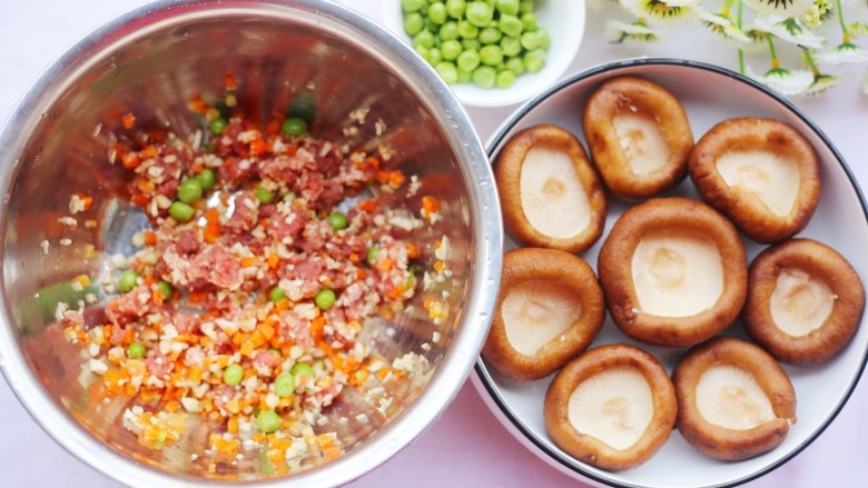 改良版香菇酿肉,拌匀的食材加入香菇盖里。