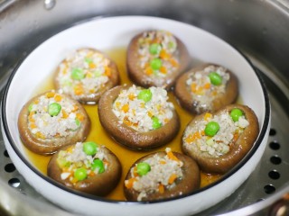 改良版香菇酿肉,上锅大火蒸20分钟。