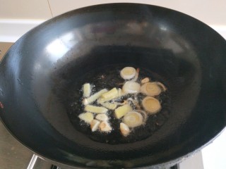 新文美食  麻辣鸡丁,在起到油炒香葱姜蒜。