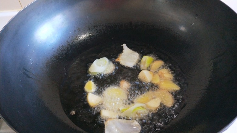 肉末炒泡菜  新文美食,放入葱姜蒜炒香。