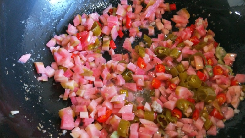 肉末炒泡菜  新文美食,在倒入适量油烧热倒入泡菜炒出酸味儿。