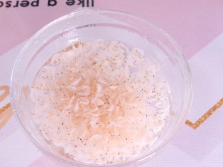 宝宝辅食天然调料 虾皮粉,期间换水3-4次，泡除虾皮的多余盐分，挑选下有没有杂质。