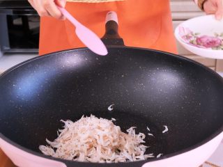 宝宝辅食天然调料 虾皮粉,加入不粘锅，用小火翻炒，尽量平摊开，让虾皮均匀受热。