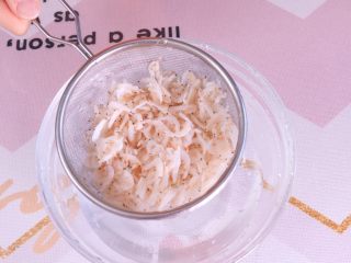 宝宝辅食天然调料 虾皮粉,用滤网捞出，控干水分。