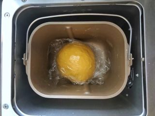 南瓜豆沙排包,6、拨掉面包机的插头，盖好保鲜膜盖上盖子于面包机中直接室温发酵。