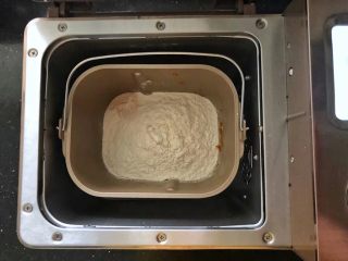 南瓜豆沙排包,3、面包桶装入面包机中，启动和面功能。